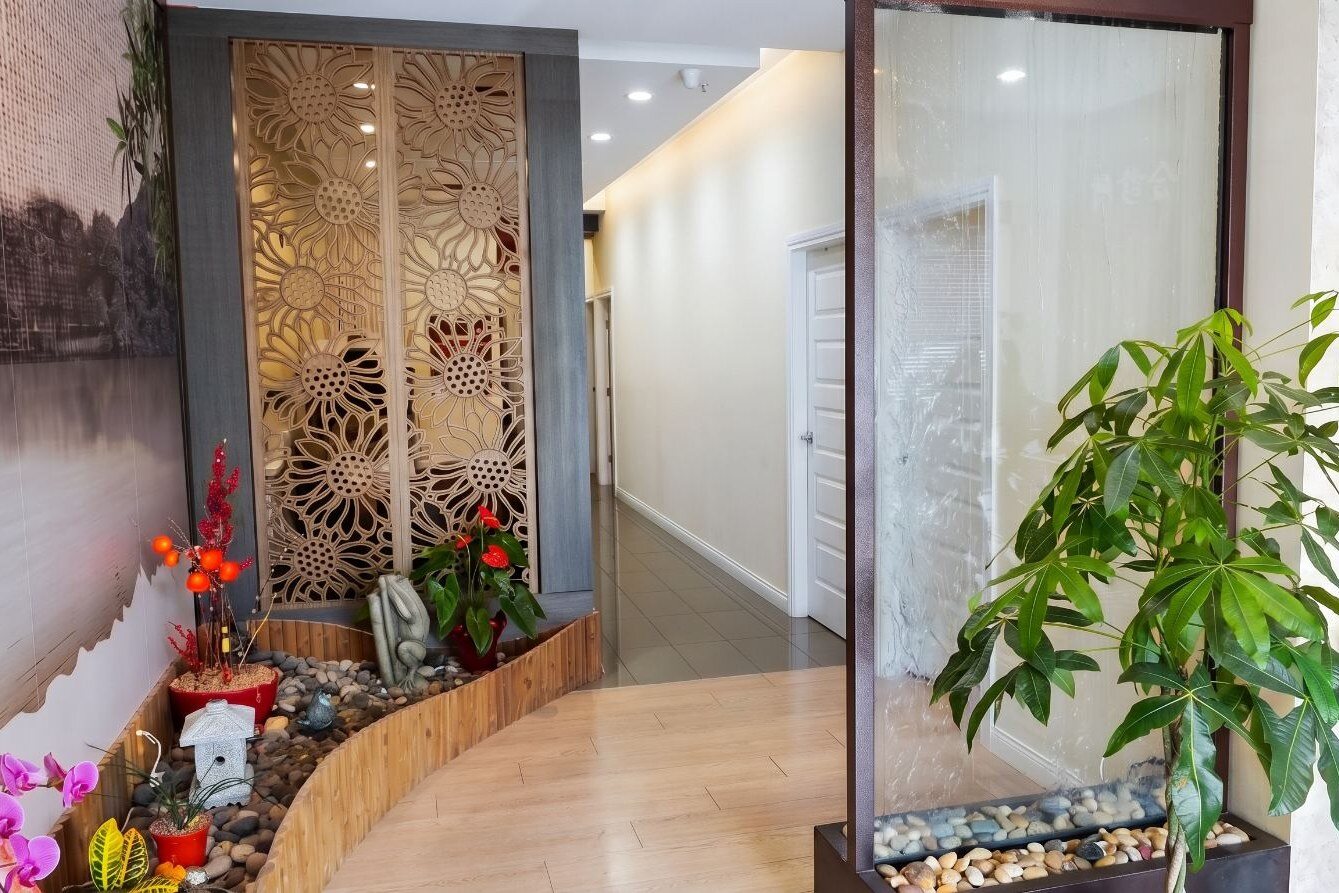 Calm treatment space at Sky TCM — Vancouver meridian tuina 温哥华经络推拿